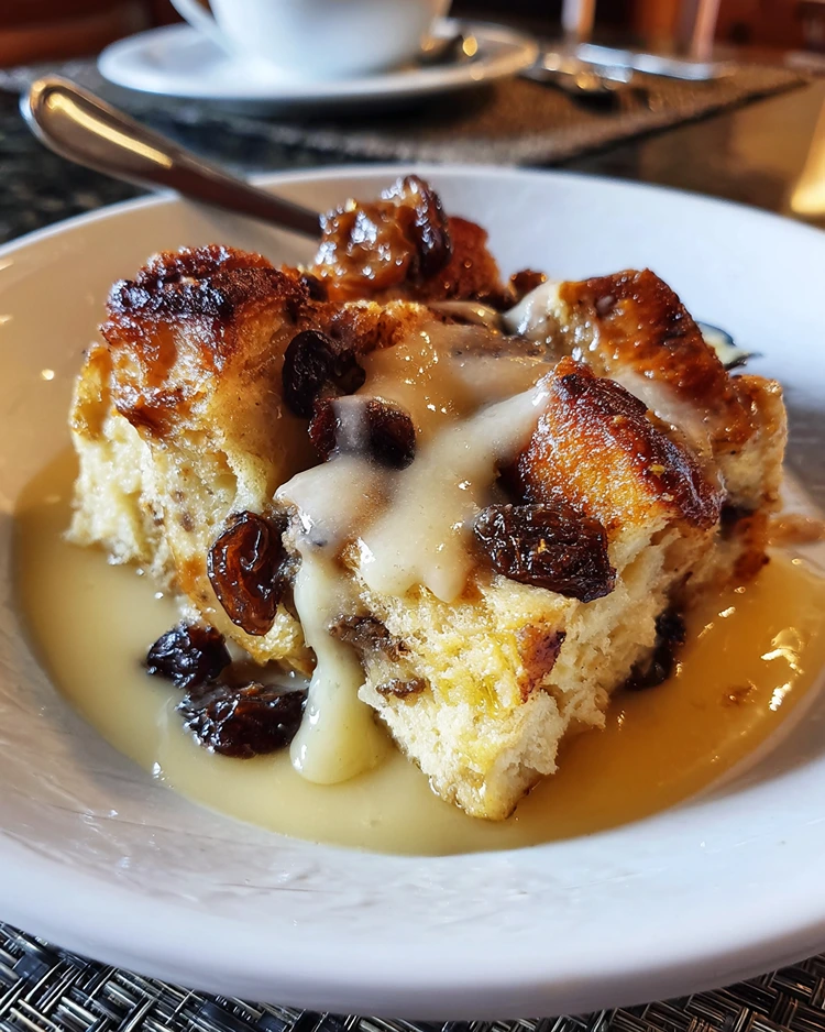 Saftiger Bread-Pudding aus altem Rosinenkuchen selber machen