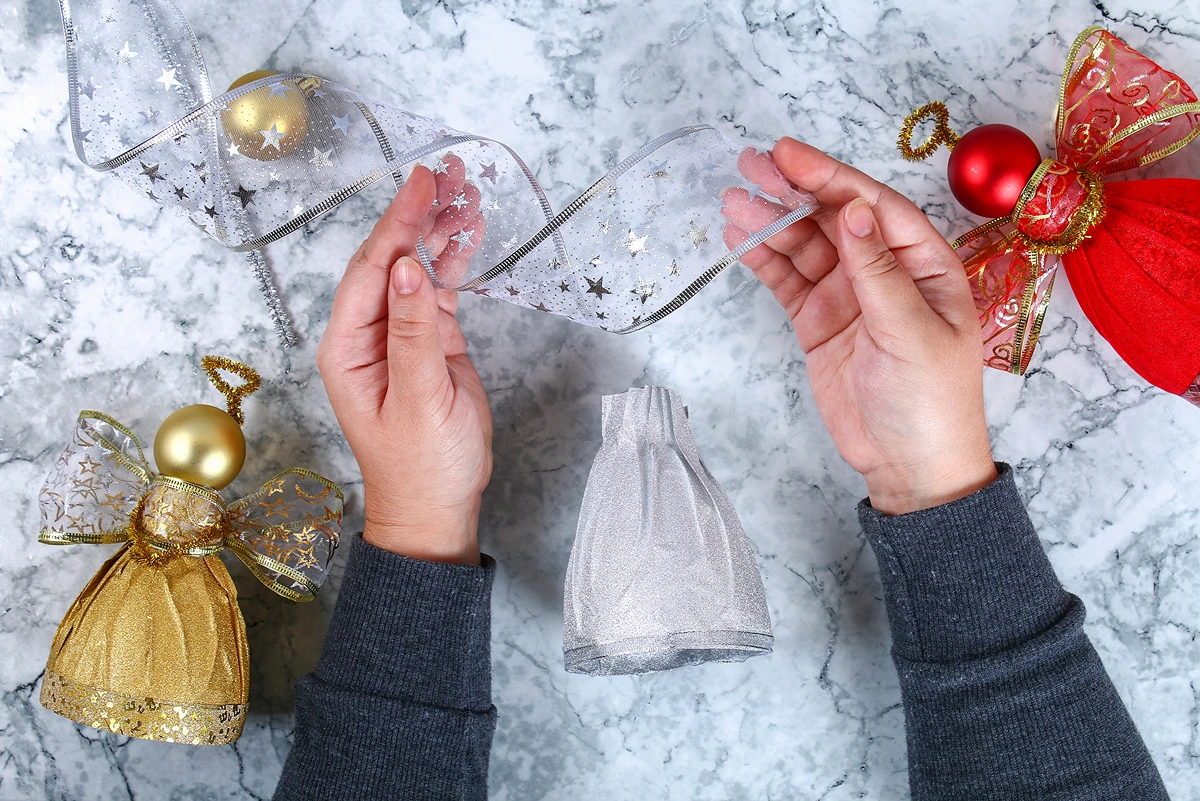 schleifenband für die flügel vorbereiten