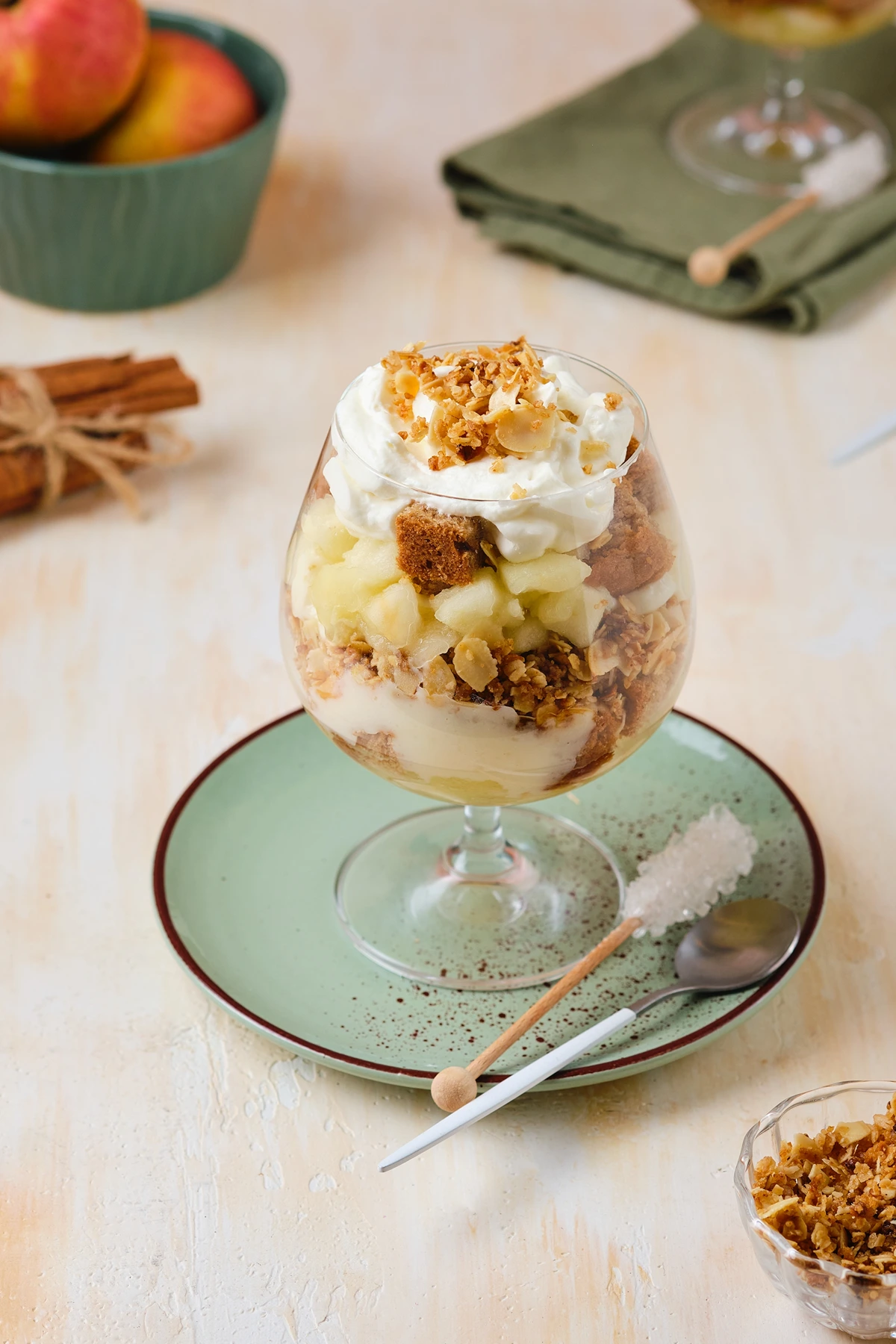 schnelles dessert im glas mit gewürzten äpfeln und mascarponecreme