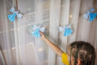 Statt aus Masken kann man die Engelsfiguren auch aus Zupfwolle basteln