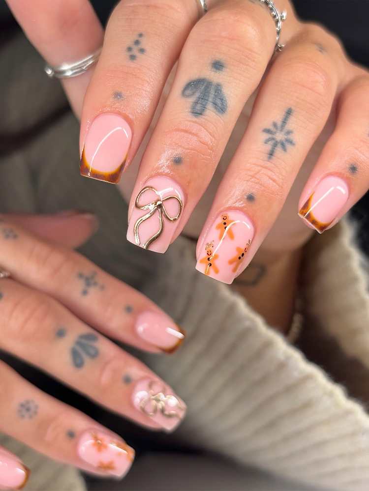 weihnachtliche french gelnägel mit schleife