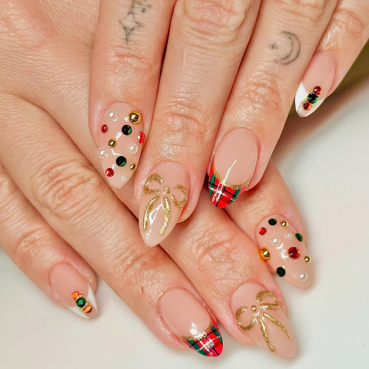 weihnachts gelnägel mit 3d elementen und schleife