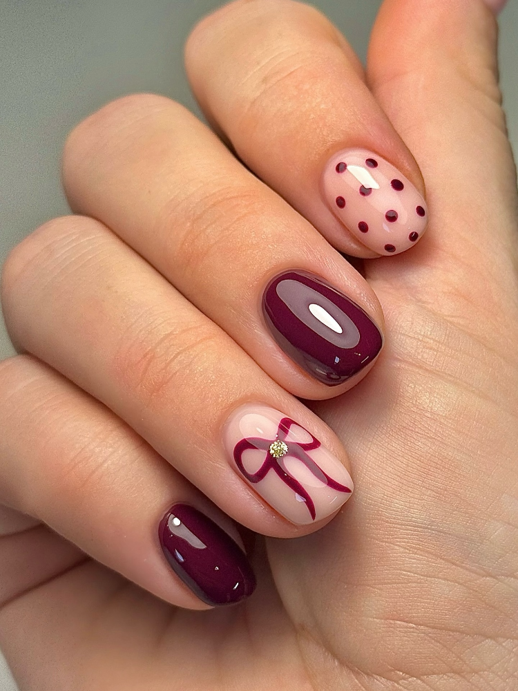 weihnachts gelnägel mit schleife in burgunderrot