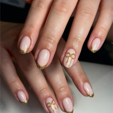 weihnachts gelnägel mit schleifen in goldglitter