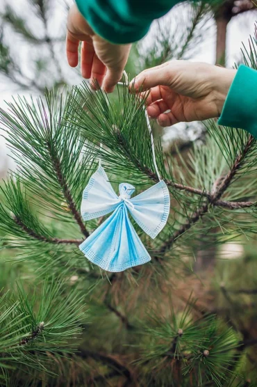Weihnachtsbaum mit Engeln aus Vliesmasken selber machen