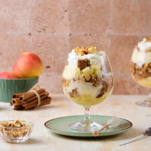 weihnachtsdessert im glas mit apfel, panettone und mascarponecreme