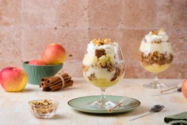 weihnachtsdessert im glas mit apfel, panettone und mascarponecreme