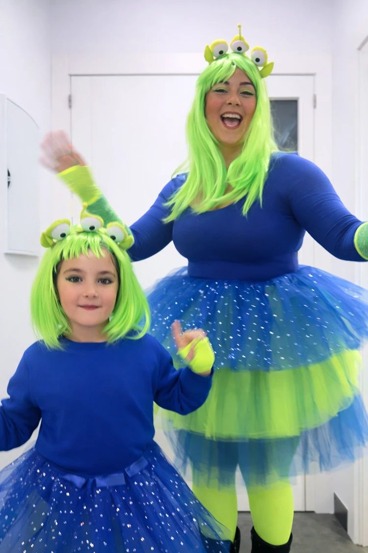 Aliens und Monster aus Tüllröcken und Perücken