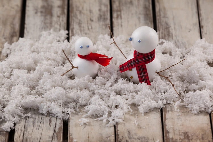 Aus Styroporkugeln Schneemänner mit Kindern im Januar basteln