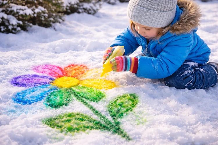 Blume in den Schnee malen und einen bunten Winter erleben