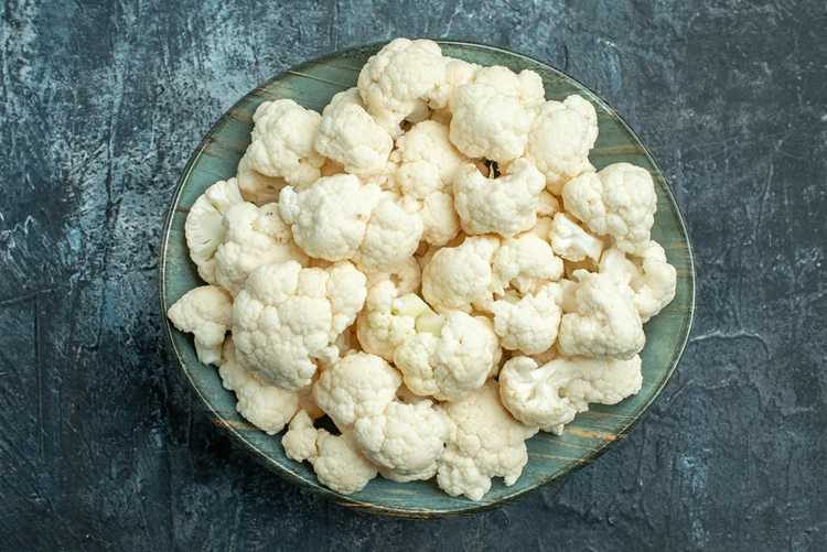 Blumenkohl zerkleinern, einen Teil backen und den anderen kochen