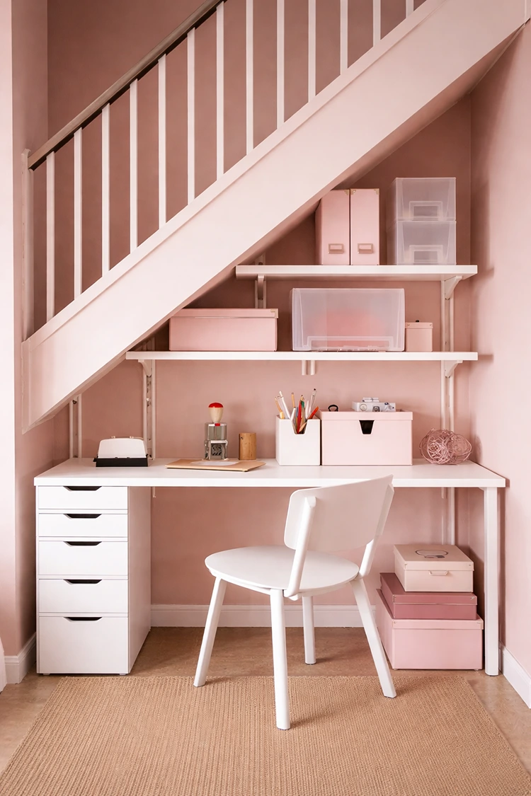 Boaxel-Regale für einen Arbeitsbereich unter der Treppe