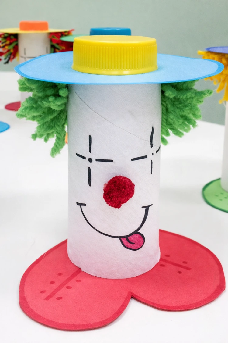 Clown zum Fasching basteln mit Klopapierrollen, Wolle und Tonpapier