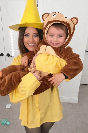 Coco, der Affe und der Mann mit dem gelben Hut als Mutter-Kind-Kostüm