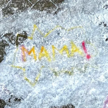 Coole Botschschaften in der Schneedecke mit Schriftzügen