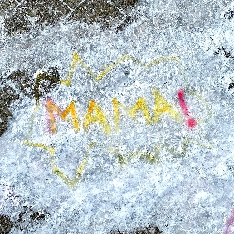 Coole Botschschaften in der Schneedecke mit Schriftzügen