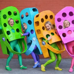 Crocs als Kostüm selber basteln mit Pappe und Klebeband