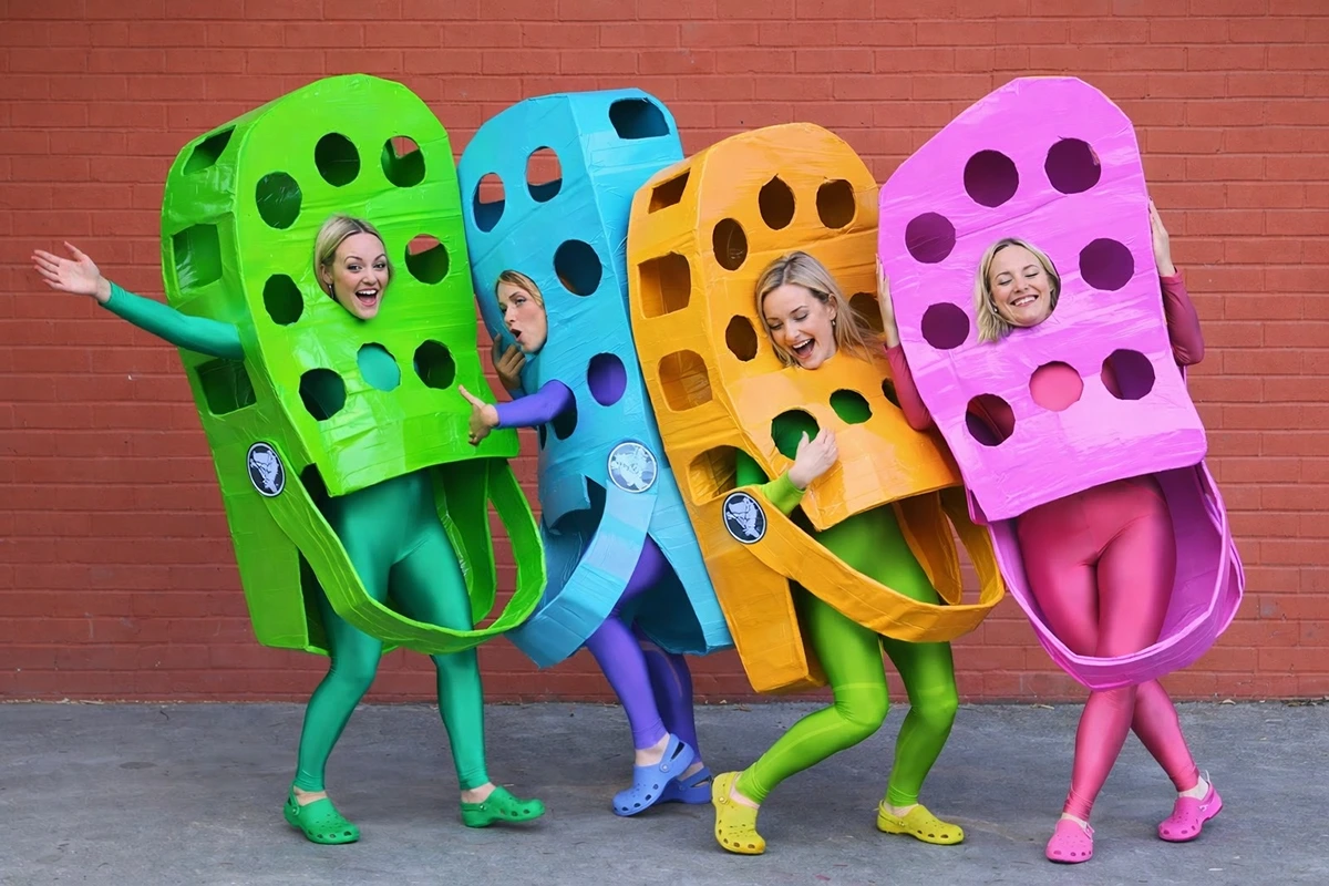 Crocs als Kostüm selber basteln mit Pappe und Klebeband