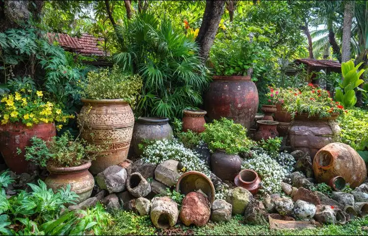 Deko mit Tontöpfen im Garten Altlook
