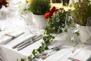 Die Ranken den Tisch entlang laufen lassen für einen natürlichen Look