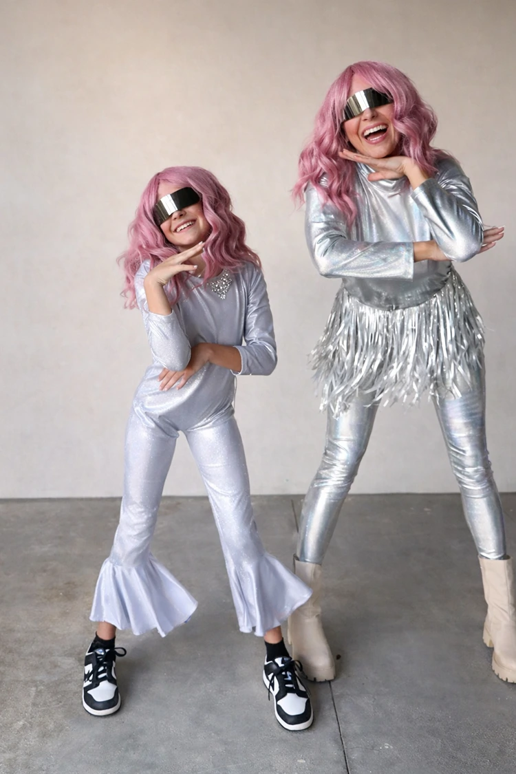 Disco-Fever mit Retro-Kleidung als Mutter-Tochter-Kostüm zum Karneval