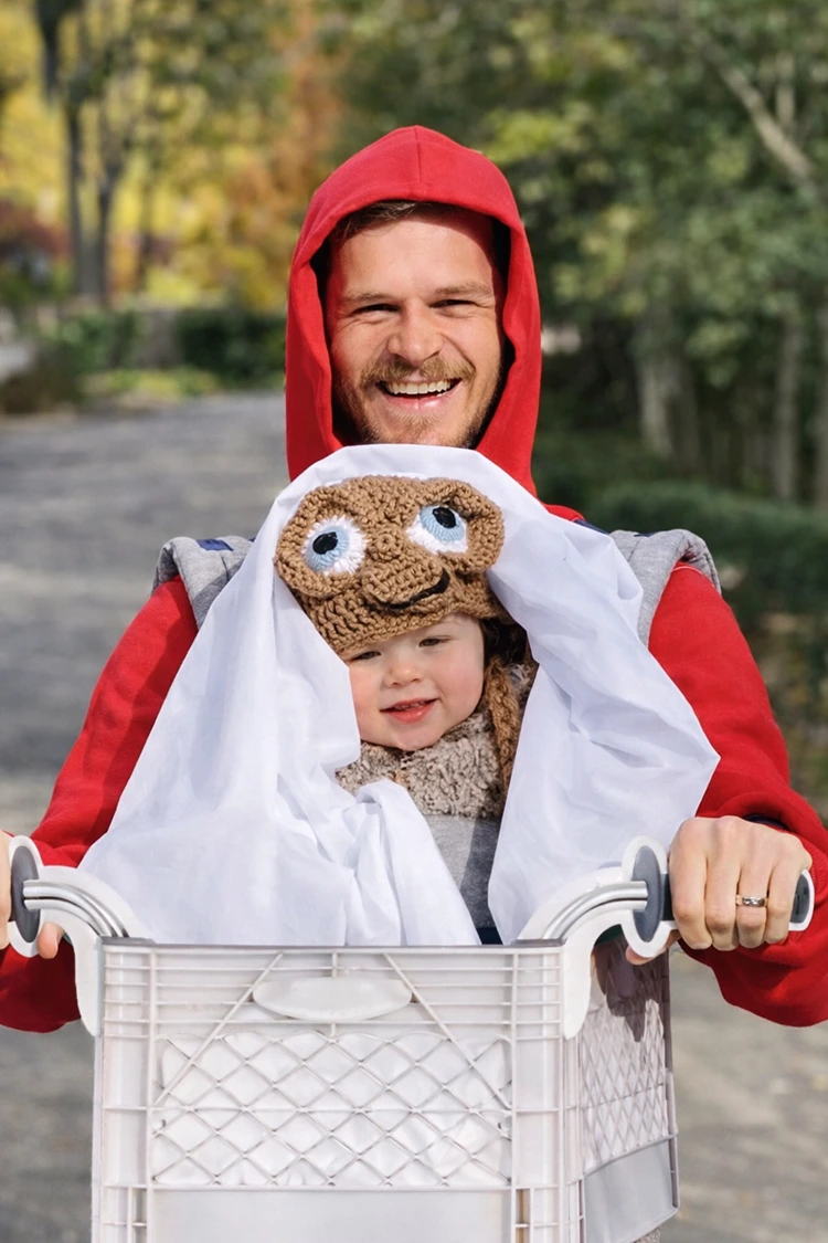 E.T. und Elliot für eine Kostümidee für Väter und Babys in der Trage