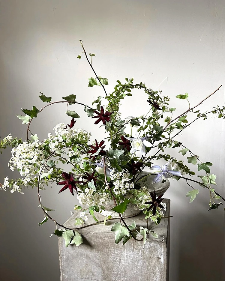 Ein elegantes Ikebana mit dezenten Blüten