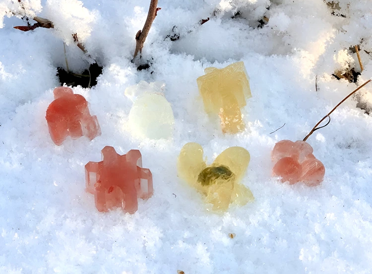 Eine lustige Schatzsuche mit Eiswürfeln als Juwelen