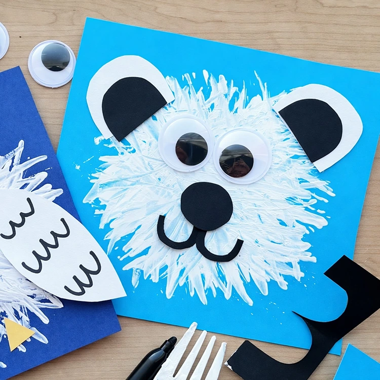 Einen Eisbären mit Gabel und weißer Farbe malen