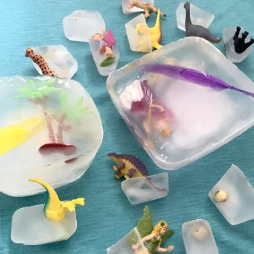 Eis mit kleinen Geschenken schmilzen lassen