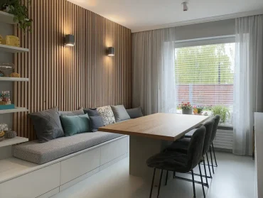 essbereich mit holzpaneelen und sitzbank