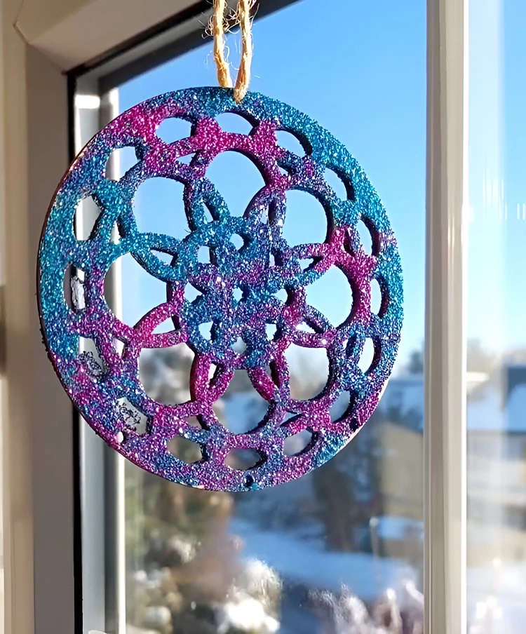 Fensterdeko im Kindergarten basteln für den Winter - Holz-Schneeflocken mit Glitzer gestalten