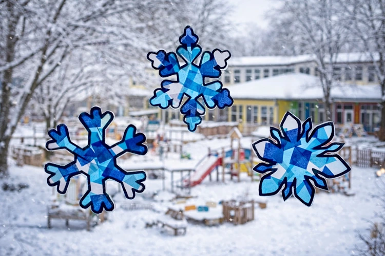 Fensterdeko im Kindergarten basteln für den Winter mit Transparentpapier
