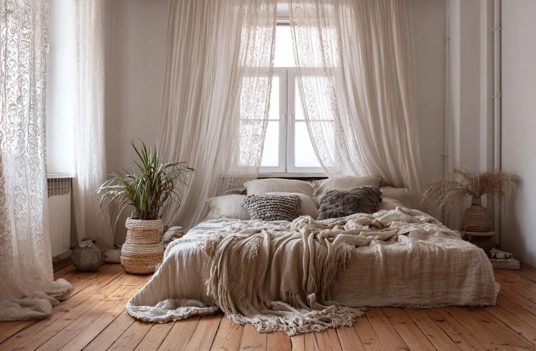 Gardinen aus Spitze im Boho Schlafzimmer
