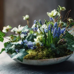 Gesteck als Tischdeko mit Efeu selber machen und mit Moos, Schneeflöckchen und Hyazinthen kombinieren