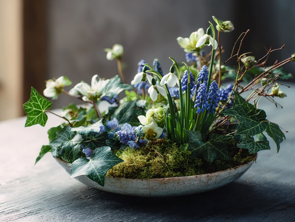 Gesteck als Tischdeko mit Efeu selber machen und mit Moos, Schneeflöckchen und Hyazinthen kombinieren