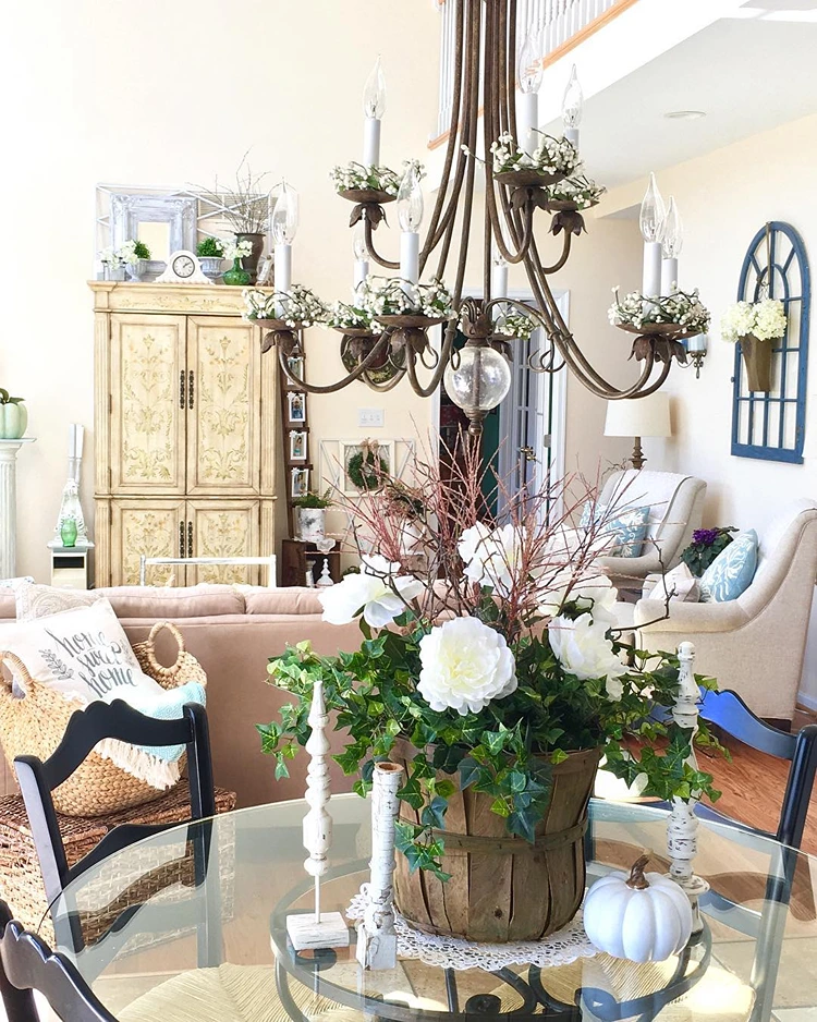 Idee für einen runden Glastisch mit rustikalem Flair