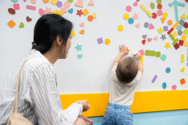 kleinkind spielt mit bunten magneten