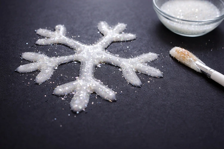 Kreative Winterbilder malen mit Kindern mit Zucker und Glitzer