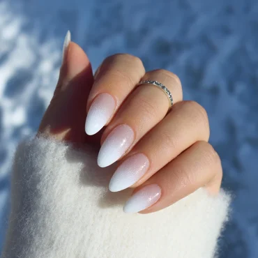 milky white ombre im winterlicht – cloud dancer nails mit sanftem verlauf