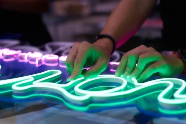 Neon-Schilder lassen sich personalisieren und Schriftart und Farbe anpassen