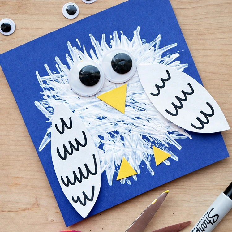 Niedliche Schnee-Eule aus Acrylfarben, Wackelaugen und Papier