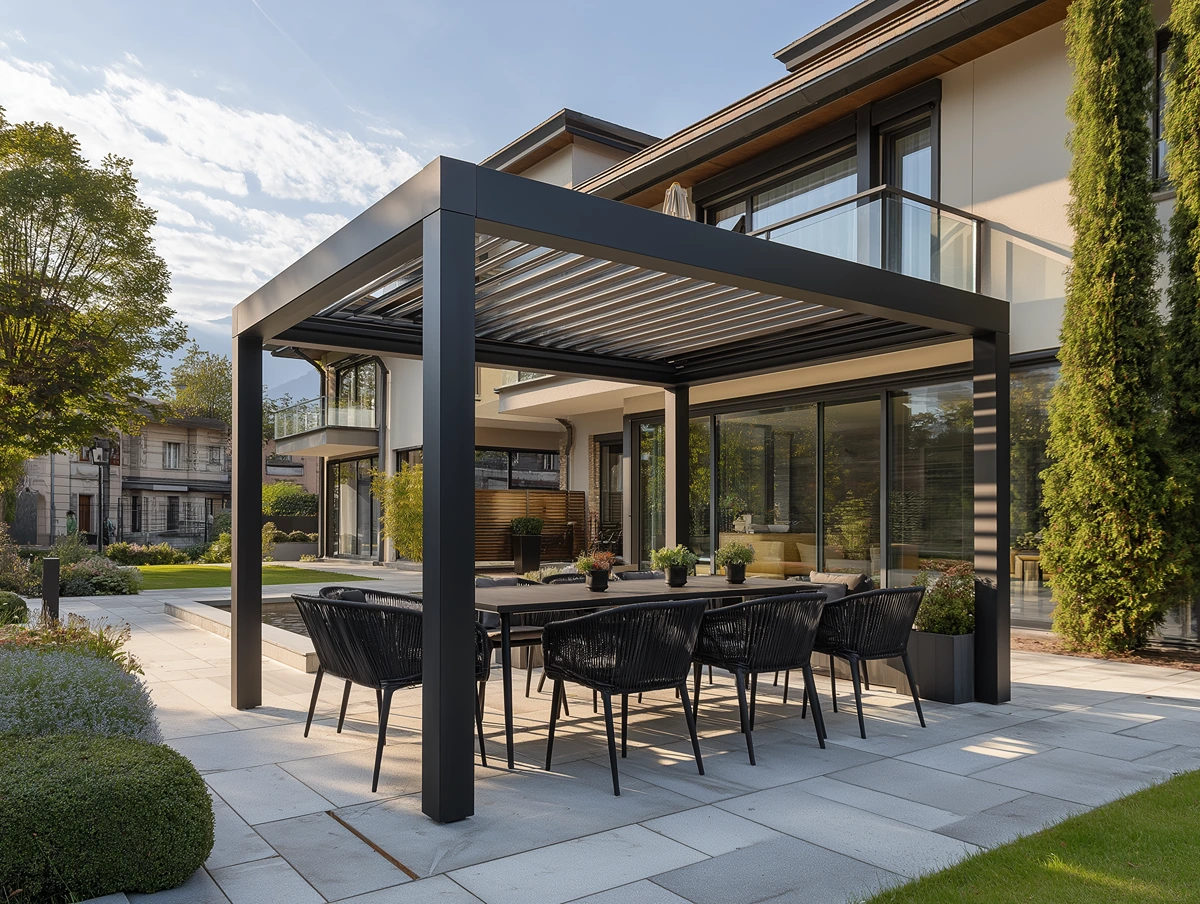 Pergola mit Lamellendach für Schutz in offenen Gärten