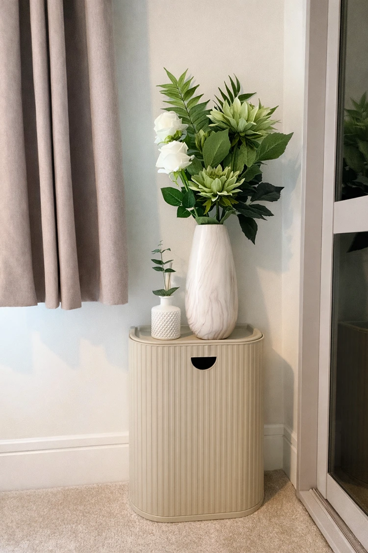 Praktischer Beistelltisch mit modernem Design und Stauraum für Wohn- und Schlafzimmer