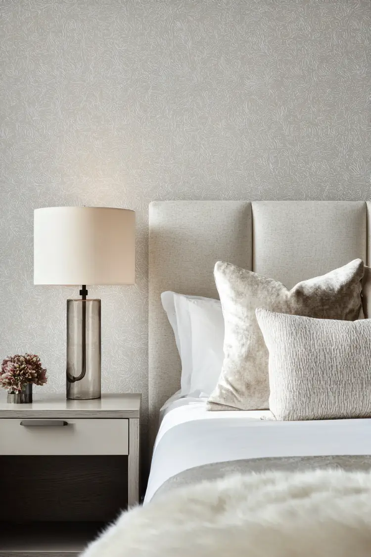 Schlafzimmer mit Tapete mit Spitzenmustern dekorieren