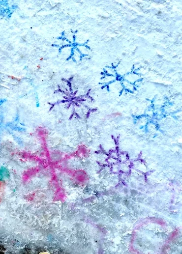 Schneeflocken malen auf Schnee mit Tropfflaschen oder Pinsel