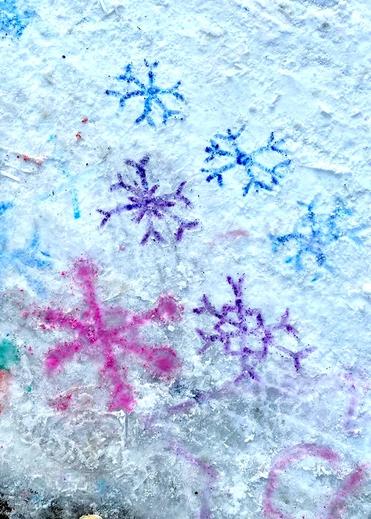Schneeflocken malen auf Schnee mit Tropfflaschen oder Pinsel