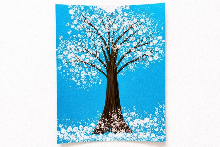 Schneelandschaft mit Kita-Kindern gestalten auf blauem Tonpapier