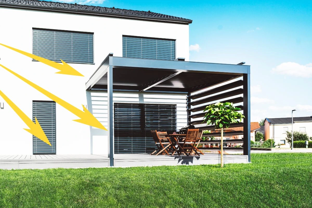 Seitlicher Sonnenschutz für die Terrassenüberdachung gegen Hitze bei Südwestlage