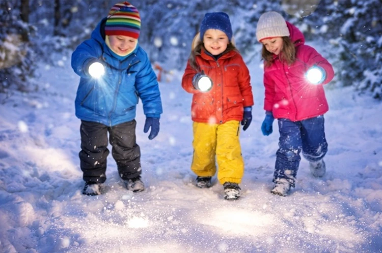 Spannende Bewegungsspiele mit Kindern - Eine Nachtwanderung im glitzernden Schnee
